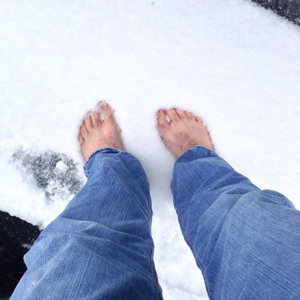 美国男子赤脚一整年 为非洲贫穷儿童筹款买鞋