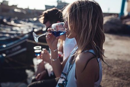 歐洲青年企業家推出”電光藍” 葡萄酒，光是顏色就已經讓人淪陷~