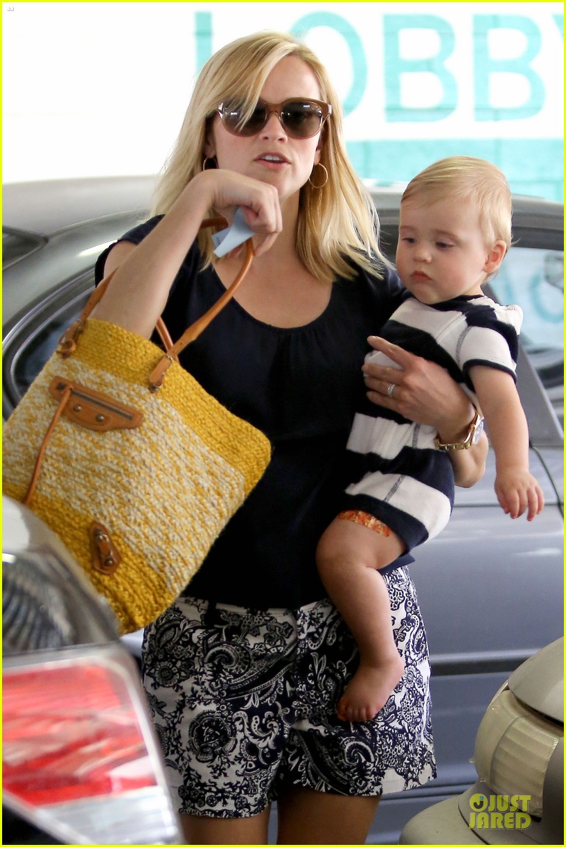 reese-witherspoon-doctors-office-visit-with-tennessee-23