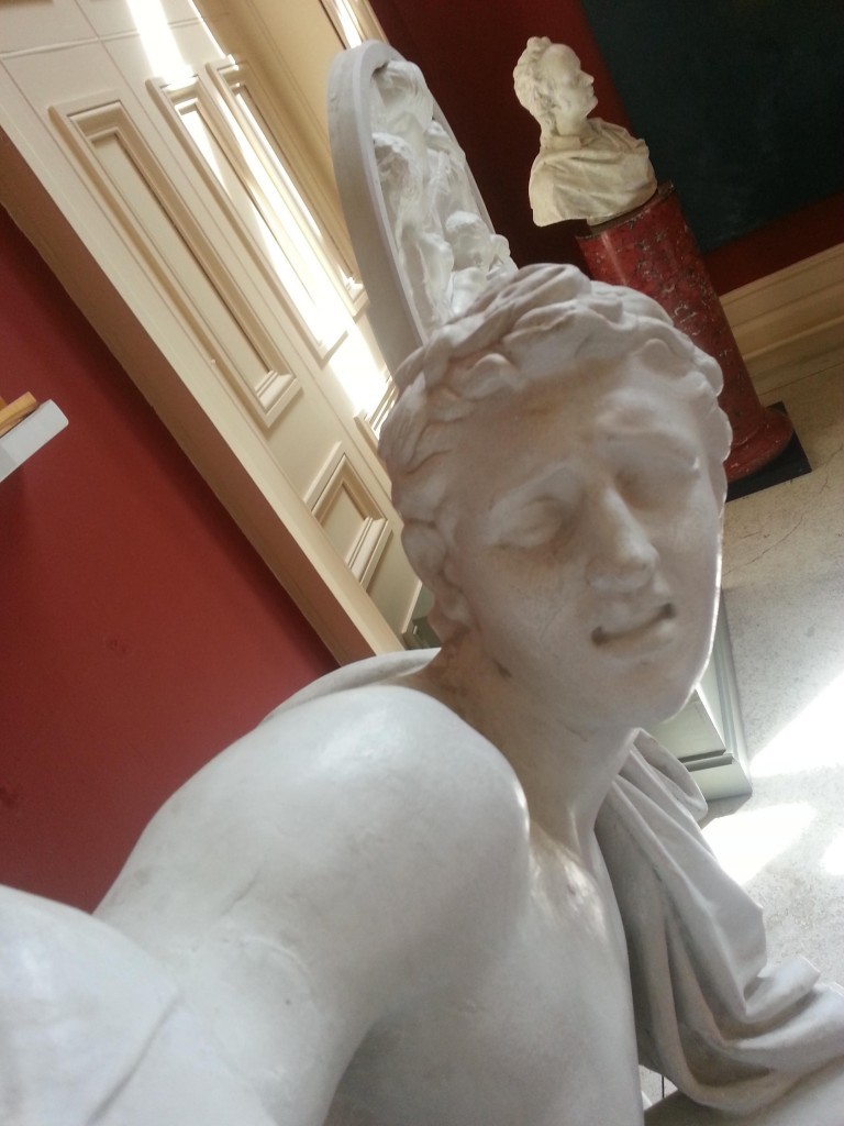 statue selfie
