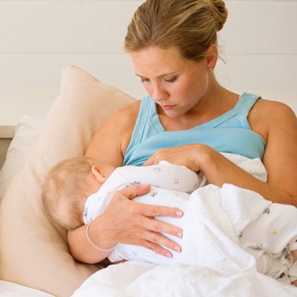 woman-breastfeeding-baby-photo-420x420-ts-77297709