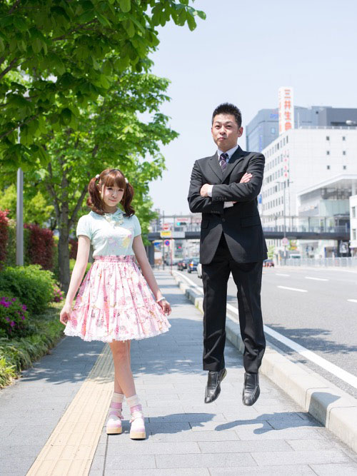 japanese-businessmen-jumping-beside-their-daughters-by-yuki-aoyama-7