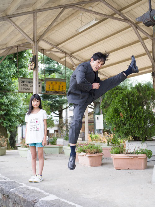 japanese-businessmen-jumping-beside-their-daughters-by-yuki-aoyama-9