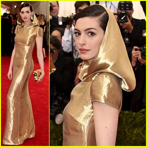 anne-hathaways-gold-dress-has-a-gold-hood-met-gala-2015