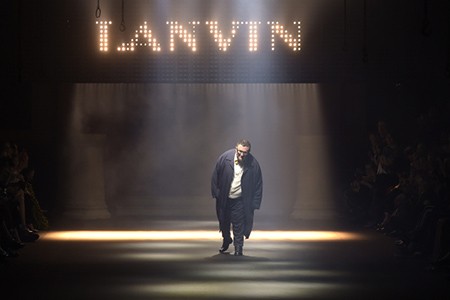 Alber Elbaz taking a bow at the Lanvin RTW Spring 2016 show.