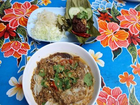 pok-pok-laPok-Pok-Thai-northern-noodles-and-steam-rice-with-pork-blood