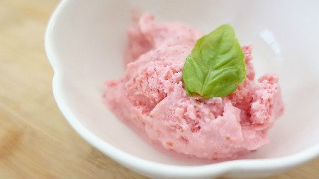 [ Fobby Kitchen] 教你如何快速做成健康草莓酸乳冰淇淋!