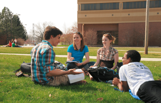 Students on Lawn 2 ipfw