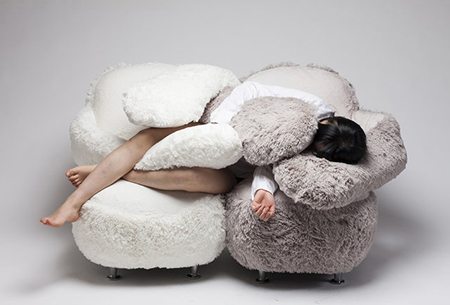 再也不孤单! “Free Hug Sofa”让你理直气壮的当个沙发马铃薯!!