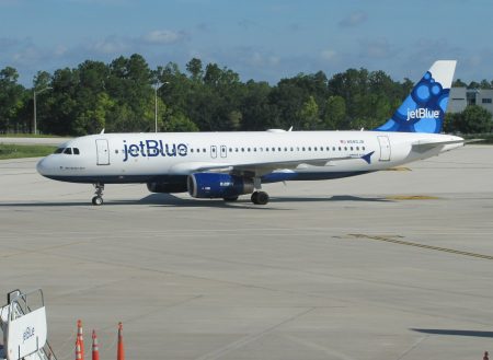 JetBlue_A320_at_Orlando
