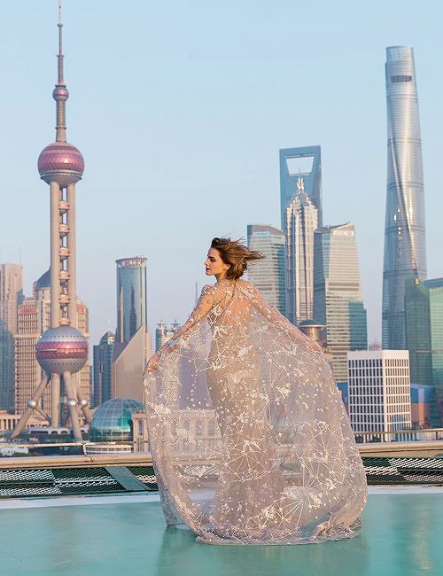 超惹火！艾瑪華特穿裸色透視晚禮服 驚艷上海首映會