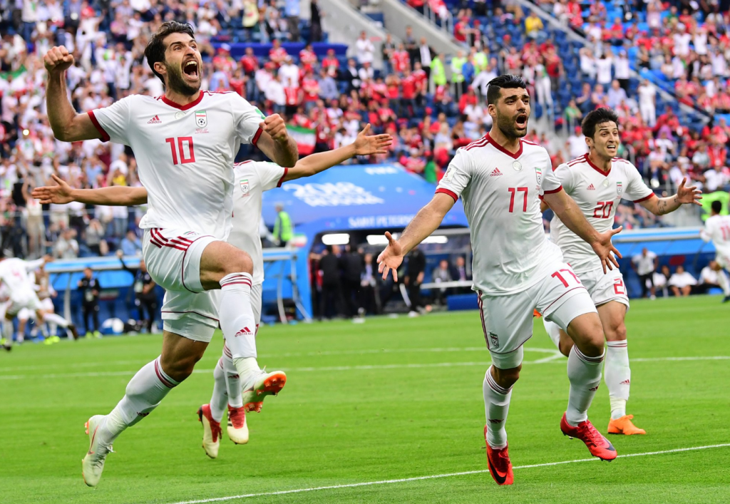 FIFA世界杯B組首輪：伊朗隊僥倖過關，拿下本屆亞洲球隊首勝