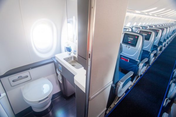 藍天伴你上大號不是夢！首個設有窗戶的洗手間將在商用客機面世
