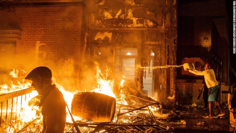 Minneapolis George Floyd 事件引發民衆暴動，火燒警察局，CNN 記者被捕….