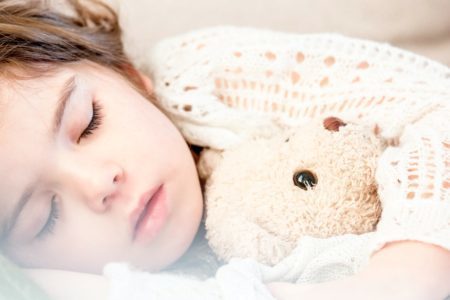 孩子不睡觉怎么办？什么时间睡？要睡多久？详解儿童健康睡眠迷思！