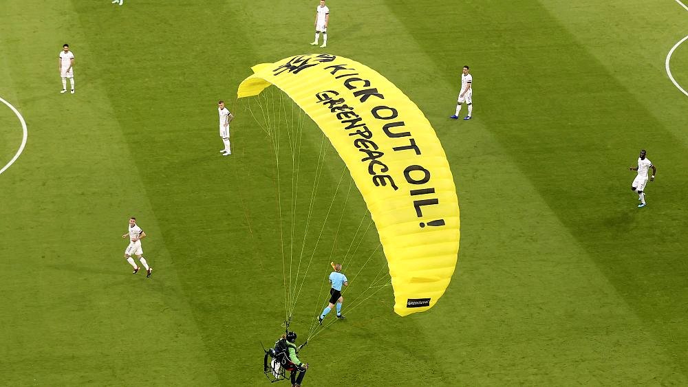 環團人士乘滑翔翼抗議出槌 掉進歐國盃賽場致2傷