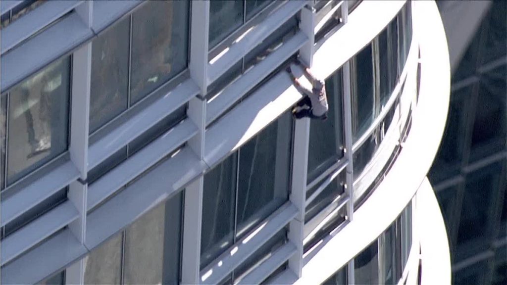 蜘蛛人攀爬舊金山摩天高樓反墮胎 被警逮捕[影]