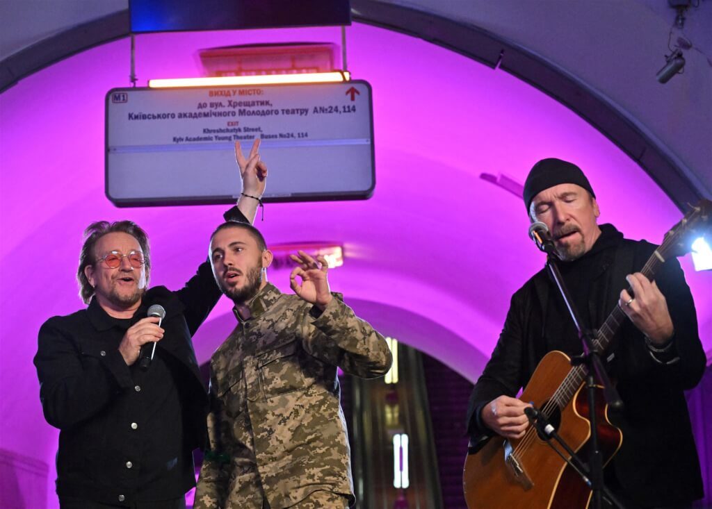 U2 主唱 Bono 在基輔地鐵開唱 讚烏克蘭為自由而戰[影]