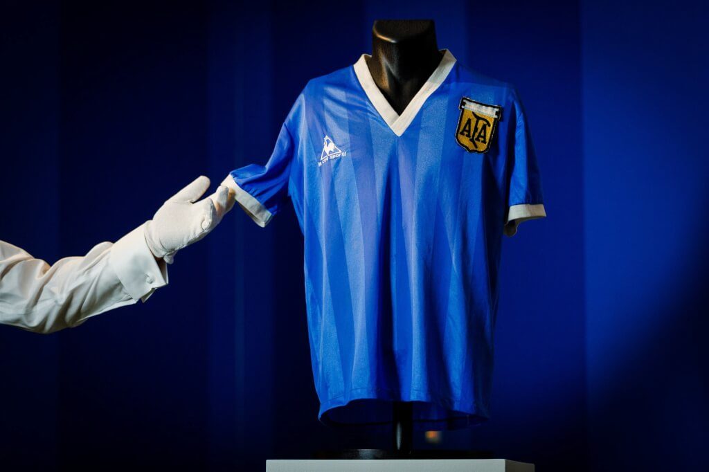 Maradona「上帝之手」球衣拍出930萬美元創紀錄