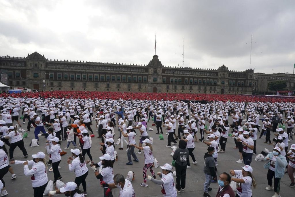 近1.5万人同场上拳击课 墨西哥市获金氏世界纪录