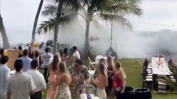夏威夷6公尺巨浪攪局 婚禮現場賓客四處逃竄[影]