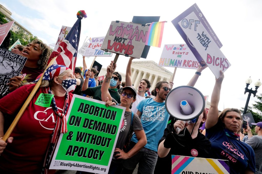 週末白宮外近千人示威 籲拜登有力捍衛墮胎權