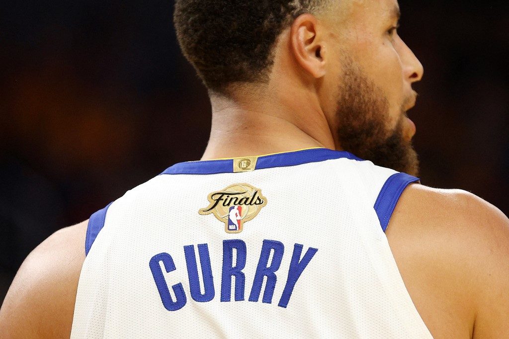 Stephen Curry 的 NBA 總冠軍賽戰袍拍賣 超$20萬美元售出