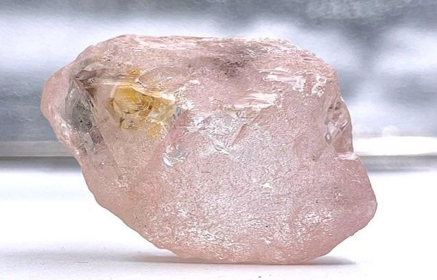 安哥拉采到300年来最大粉红钻 重达170克拉