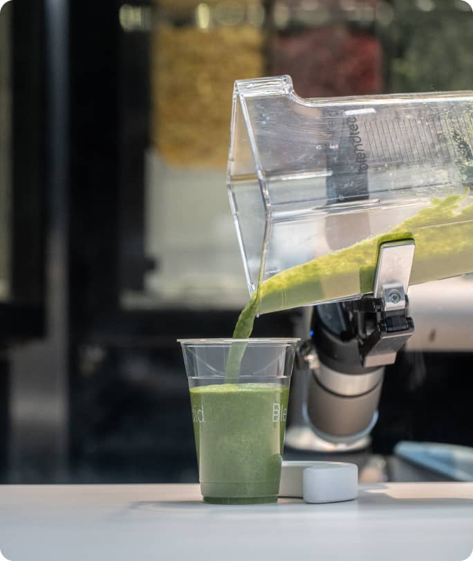 南加州 UCLA 內飲料店  Jamba 新聘機器人飲料師  一次最多可做9杯冰沙