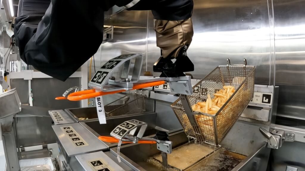 薯條機器人進駐美國速食店 工作效率超越真人[影]