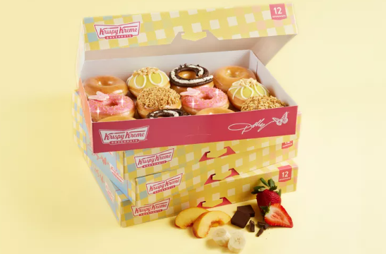Dolly Parton’s 推出”Southern Sweets “系列甜甜圈，在Krispy Kreme可以買到喔!!