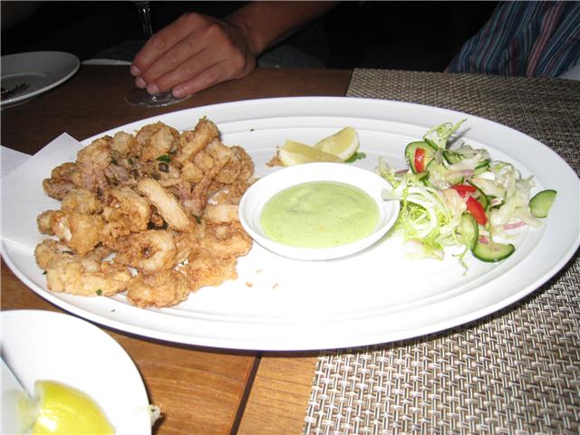 炸的香酥好吃的fried calamari, 还配上有点像泡菜的小菜喔