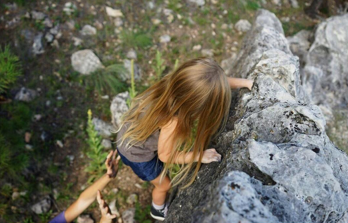 Детям о горе. Дети на скалах. Девочки в горах маленькие. Девочка 10 лет в лесу.