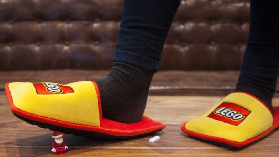 lego推出超厚拖鞋,再也不用受到来自乐高的酷刑!