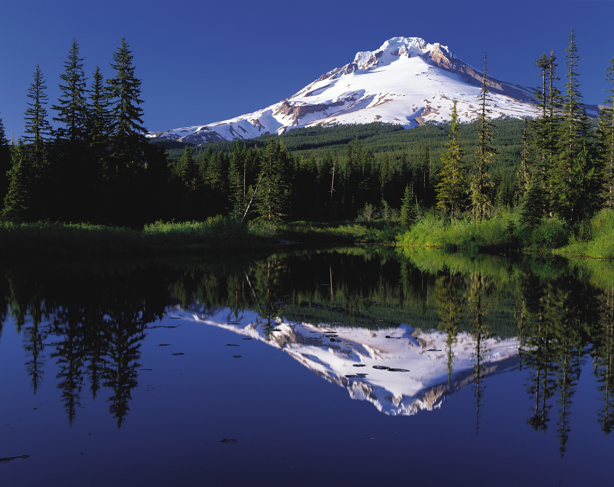 mount_hood_reflected_in_mirror_lake,_oregon