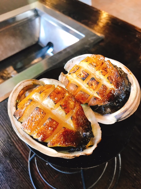 火烧炭烤鲍鱼:新鲜鲍鱼加点奶油去烤,吃起来别有一番风味(可单点)