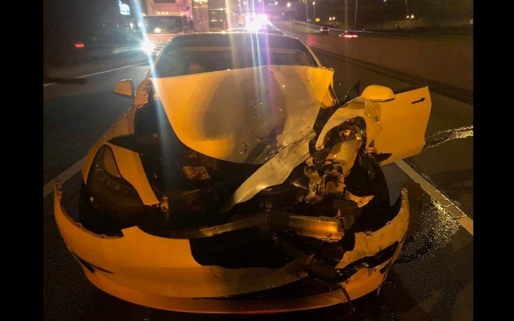 tesla model 3冲撞警车!又是autopilot使用中放手? - wacowla 哇靠!